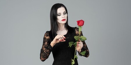 Proč nás Morticia Addams fascinuje už desítky let