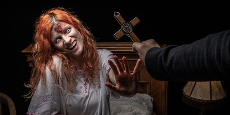 Roucho, kříž a ticho kláštera: Jak se z církevních symbolů stal prvek hororu