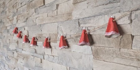 DIY vánoční girlanda: Santovy čepičky z plata od vajec